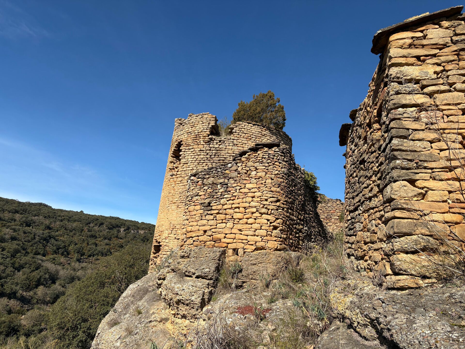 Restes del castell de Comiols sobre la carena de roca