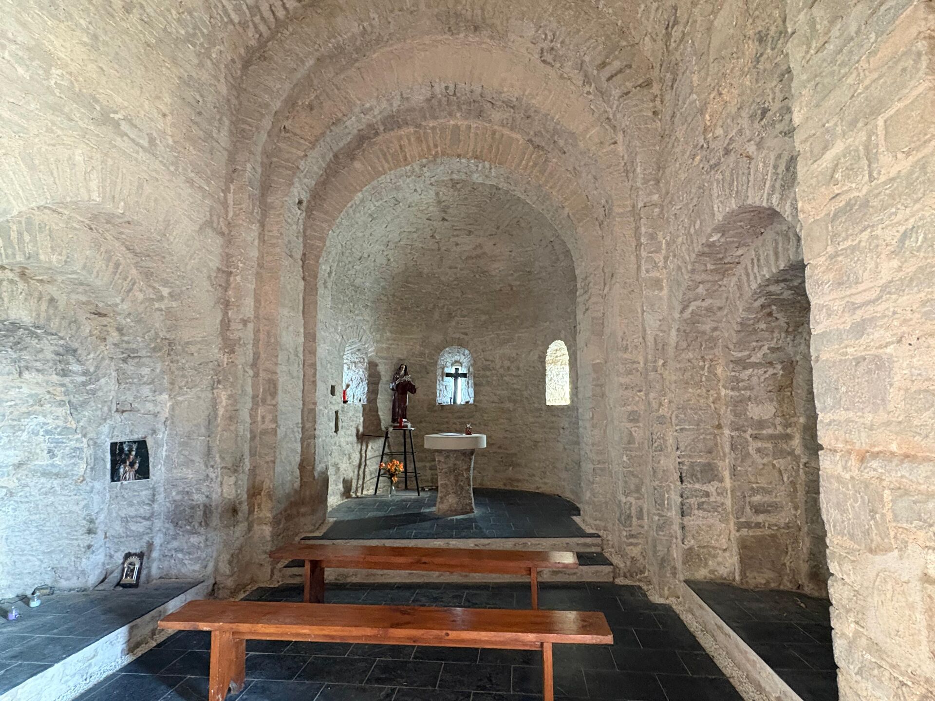 Interior de l’església de Sant Romà de Comiols