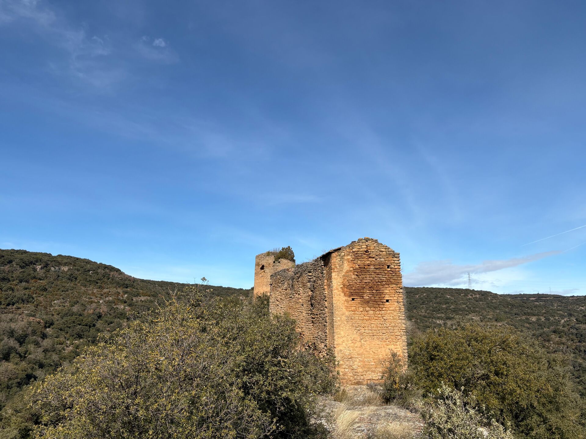 Torre de Comiols i paisatge de la Serra de Comiols